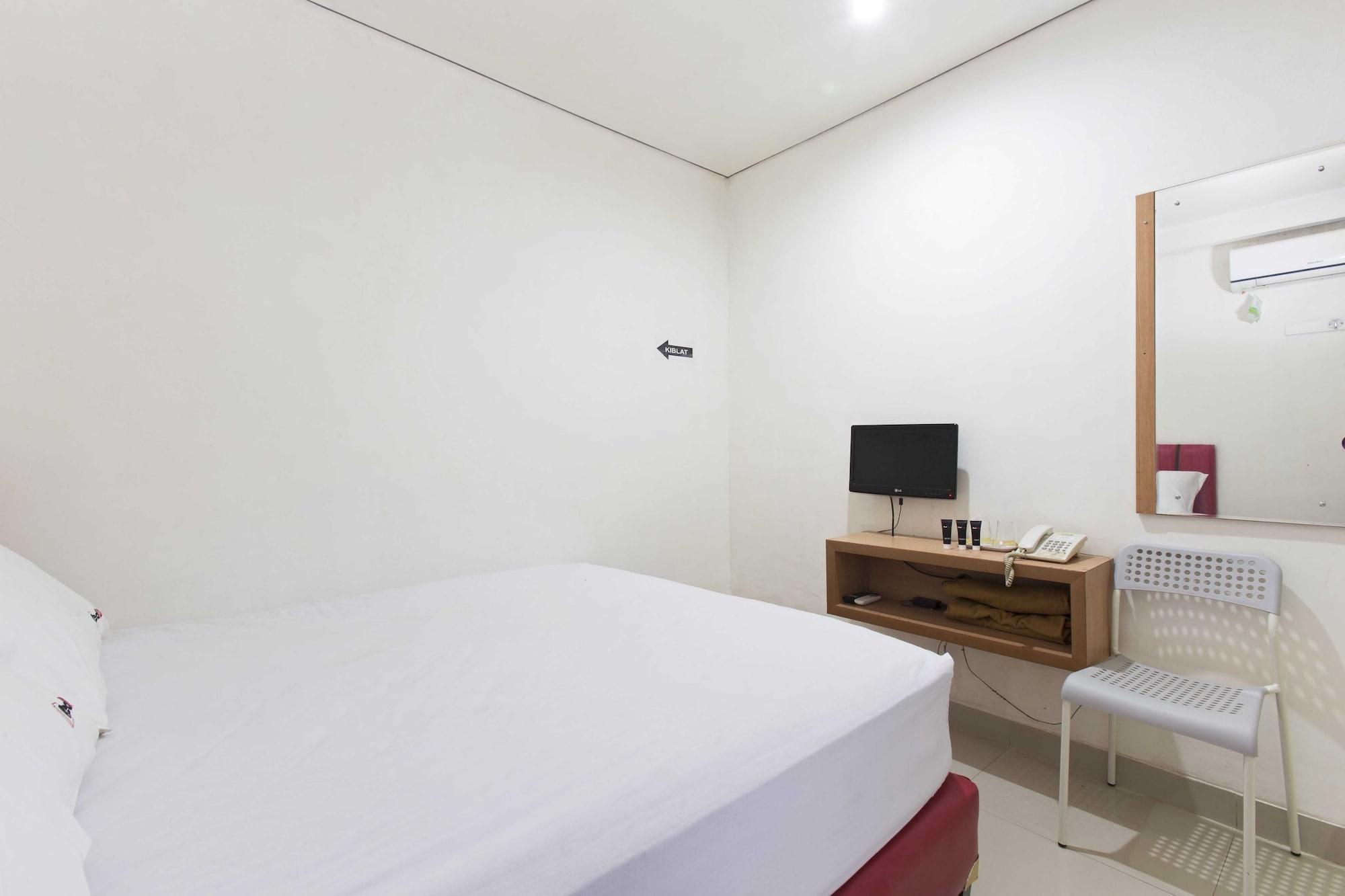 Reddoorz Plus @ Jalan Pemuda Jakarta Exteriör bild