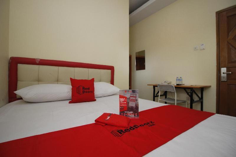 Reddoorz Plus @ Jalan Pemuda Jakarta Rum bild